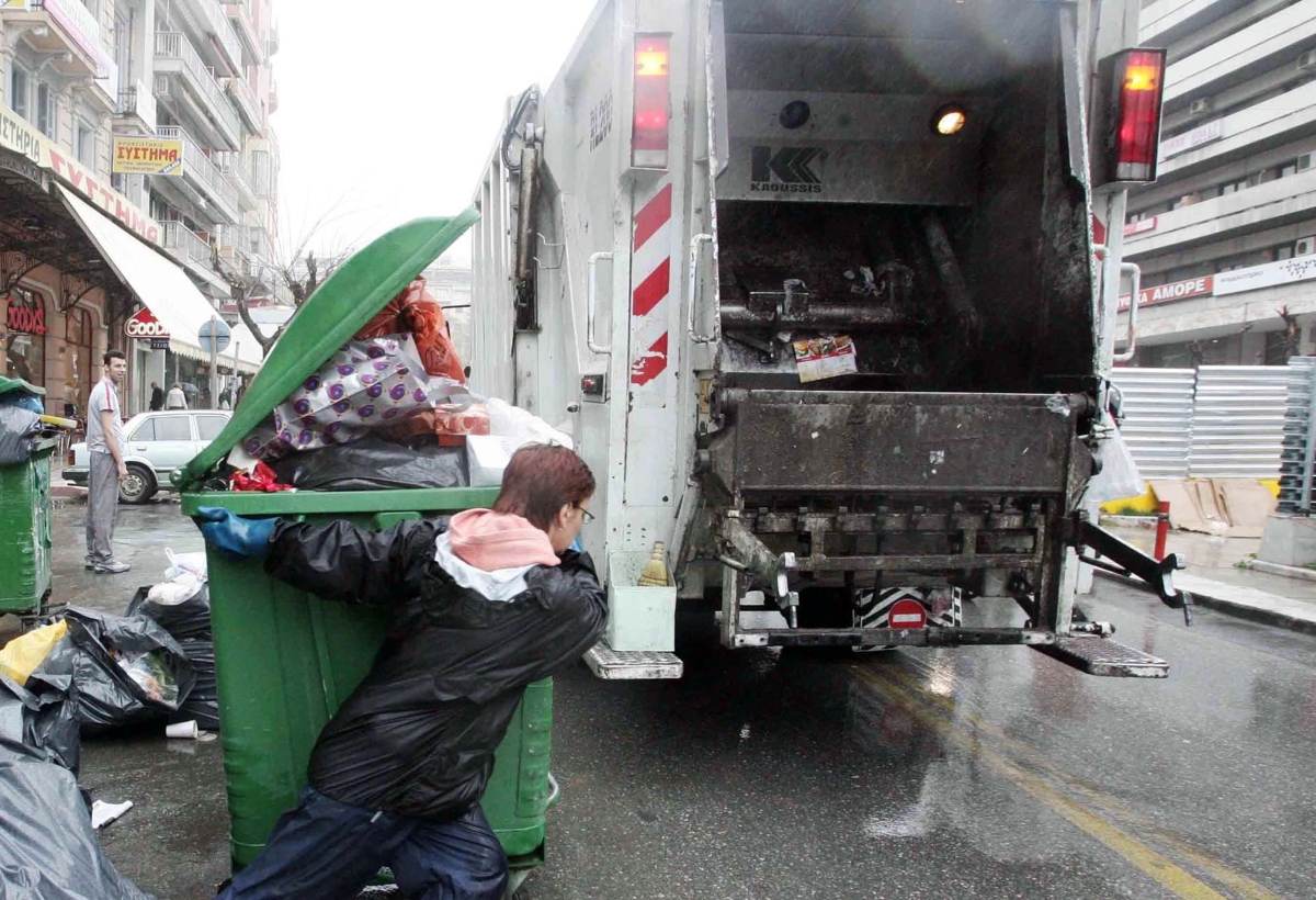 Αχαρνές: Πέταξαν πέτρα και τραυμάτισαν υπάλληλο απορριμματοφόρου στο κεφάλι