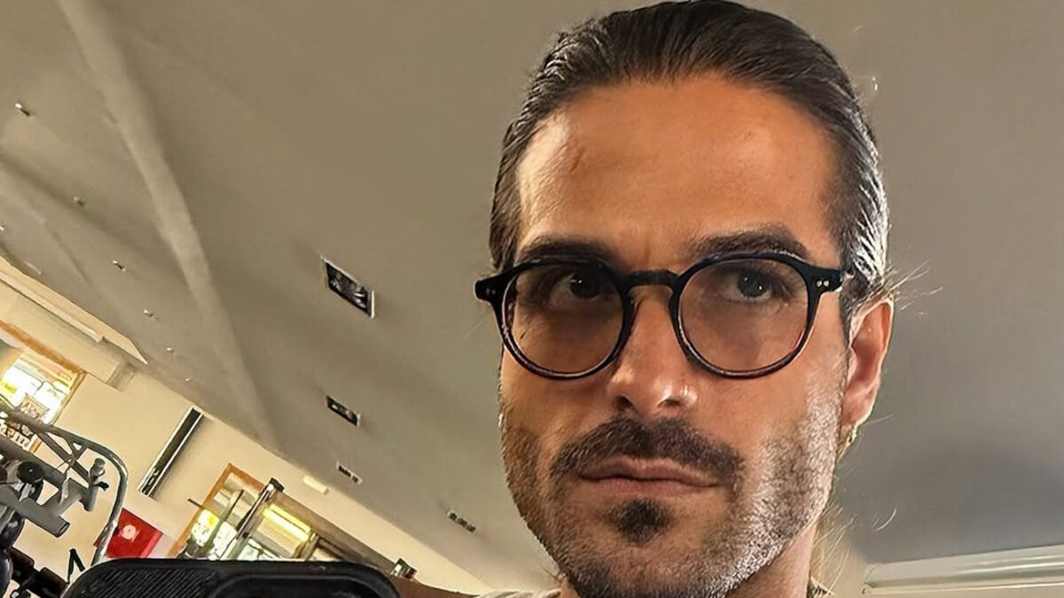 Ξέσπασε ο Άρης Μουγκοπέτρος για το φτύσιμο του Βαλάντη στους μουσικούς του