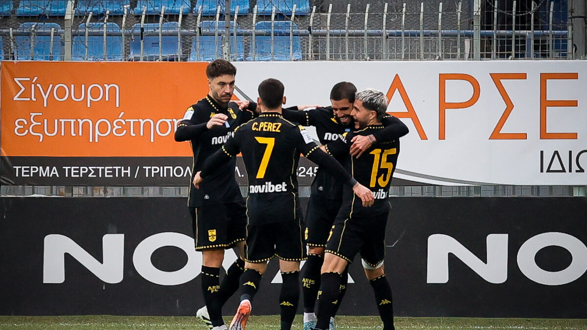 Οι παίκτες του Άρη πανηγυρίζουν στην Τρίπολη