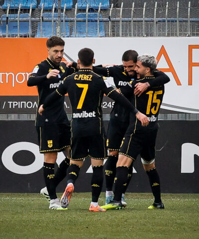 Οι παίκτες του Άρη πανηγυρίζουν στην Τρίπολη