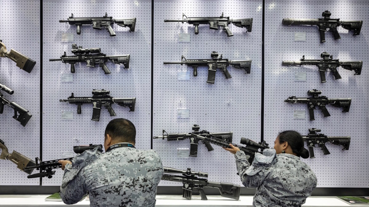 Αυτόματα τυφέκια σε έκθεση όπλων και πυρομαχικών