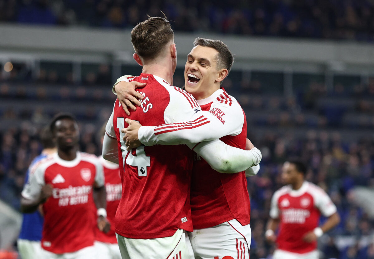 Οι παίκτες της Άρσεναλ πανηγυρίζουν κόντρα στην Έβερτον