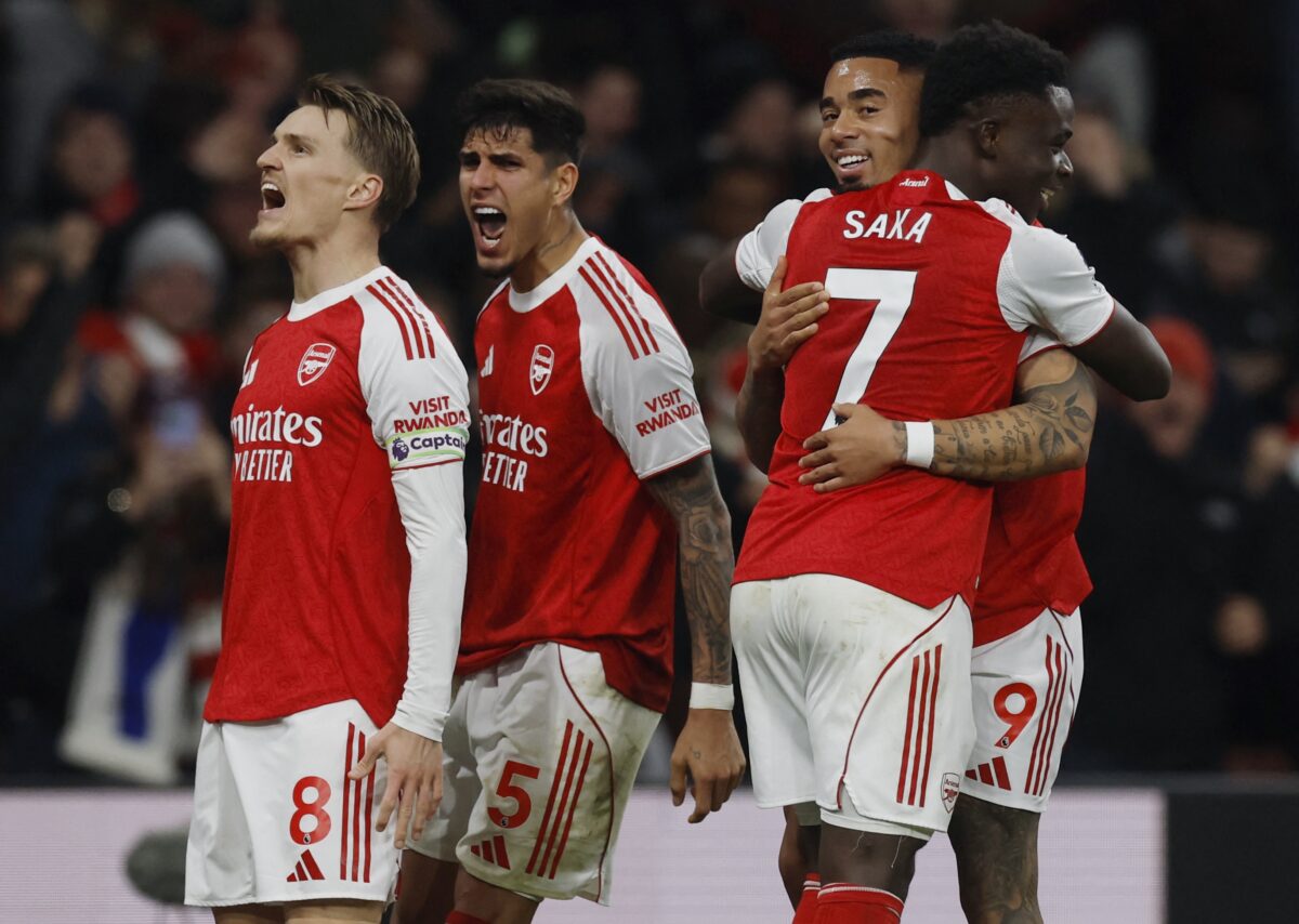 Οι παίκτες της Άρσεναλ πανηγυρίζουν κόντρα στη Γουλβς