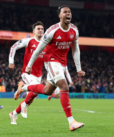 Οι παίκτες της Άρσεναλ πανηγυρίζουν κόντρα στην Άστον Βίλα