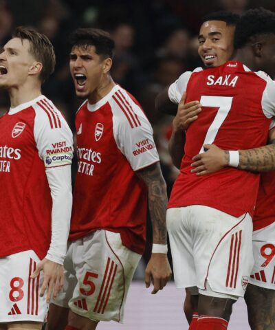 Οι παίκτες της Άρσεναλ πανηγυρίζουν κόντρα στη Γουλβς