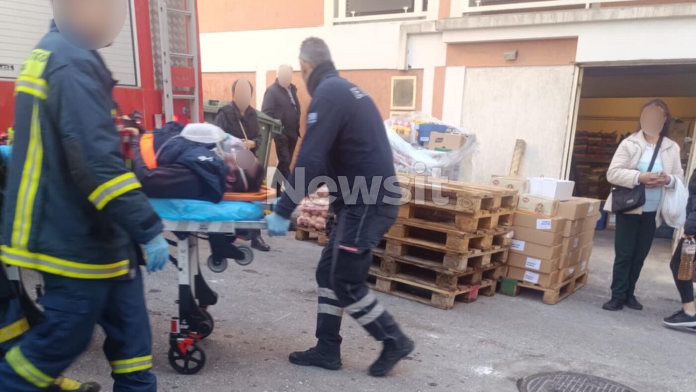 Πυροσβέστες μεταφέρουν τον τραυματισμένο άνδρα