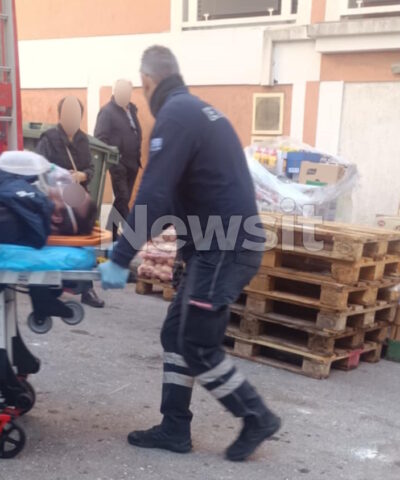 Πυροσβέστες μεταφέρουν τον τραυματισμένο άνδρα