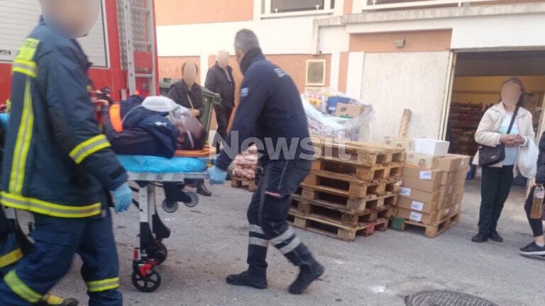 Πυροσβέστες μεταφέρουν τον τραυματισμένο άνδρα