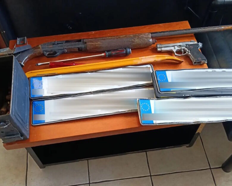 Ασπρόπυργος: «Ντου» της αστυνομίας σε οικισμό με 7 συλλήψεις – Βίντεο και φωτογραφίες