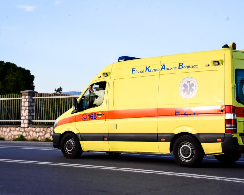 Ηράκλειο: Οδηγός μηχανής παρέσυρε πεζή και σκότωσε τον σκύλο της – Τους εγκατέλειψε στο σημείο