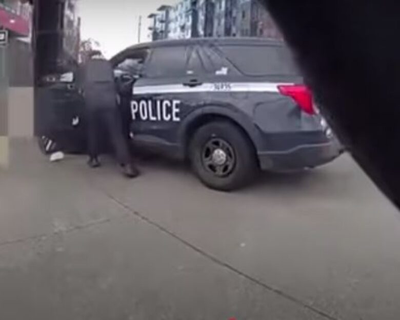 Σιάτλ: Αστυνομικοί εξουδετέρωσαν ένοπλο που απειλούσε κόσμο – Δείτε βίντεο