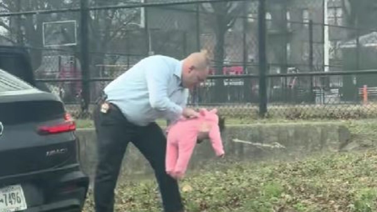 αστυνομικός σώζει μωρό