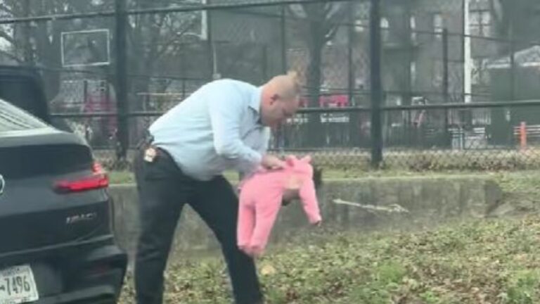 αστυνομικός σώζει μωρό