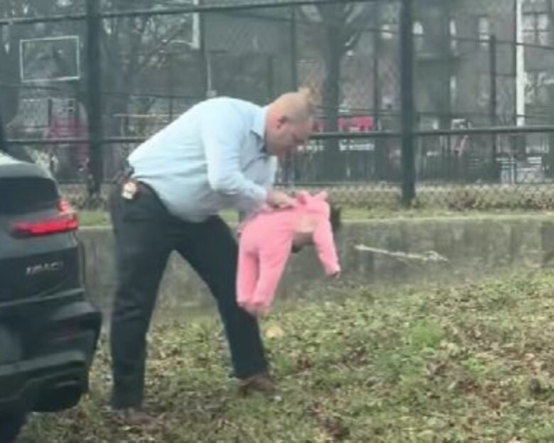 Νέα Υόρκη: Αστυνομικός έσωσε μωρό που πνιγόταν – Σταμάτησε το αυτοκίνητο στην άκρη του δρομου