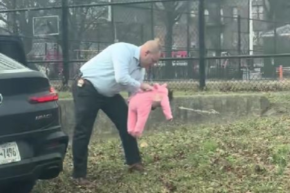 αστυνομικός σώζει μωρό