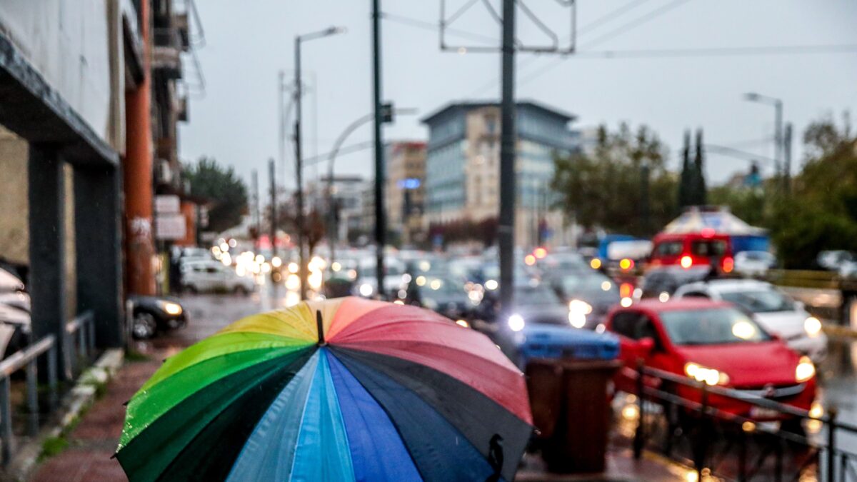 άνθρωποι με ομπρέλες