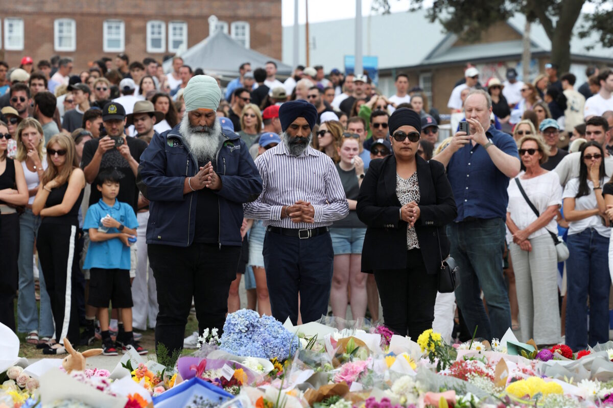 Άνθρωποι θρηνούν τους νεκρούς στην παραλία Μπόντι