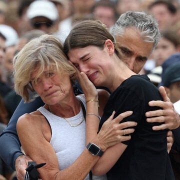 Άνθρωποι θρηνούν τους νεκρούς στην παραλία Μπόντι