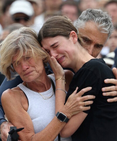 Άνθρωποι θρηνούν τους νεκρούς στην παραλία Μπόντι