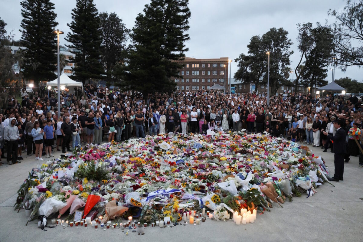 Άνθρωποι θρηνούν τους νεκρούς στην παραλία Μπόντι