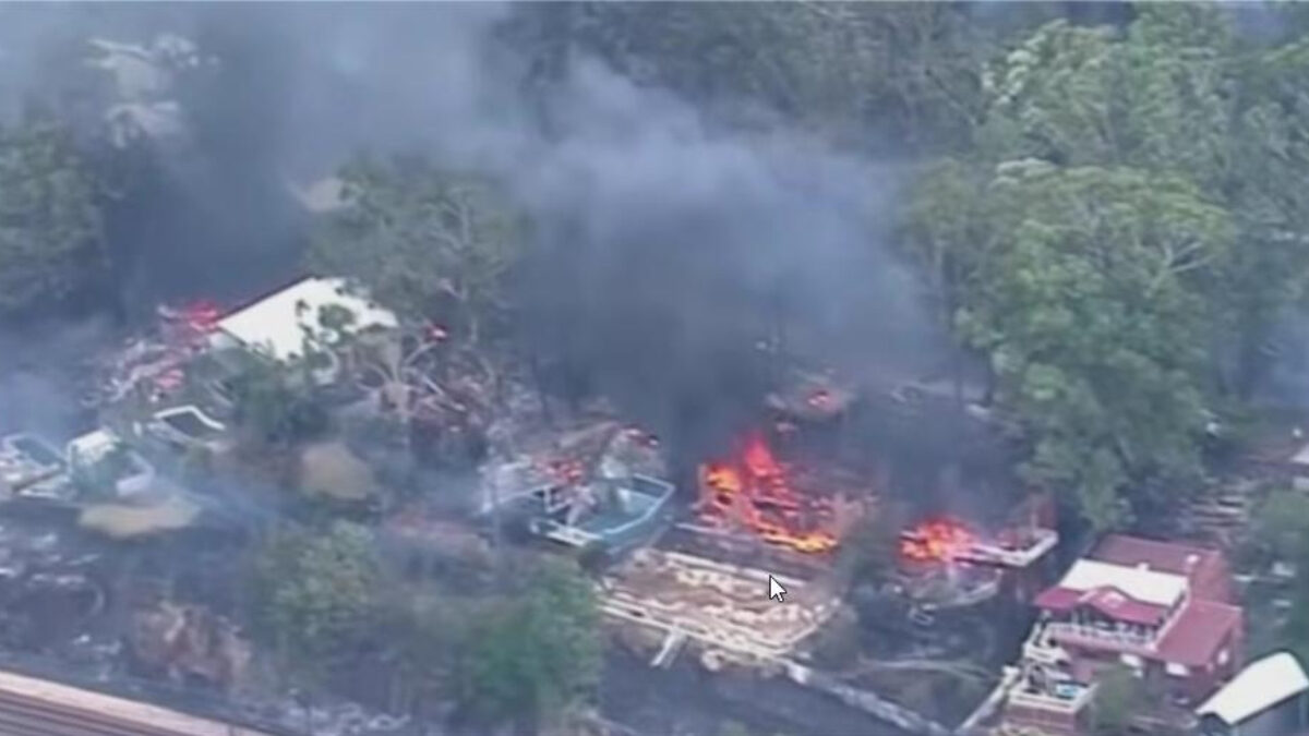 Σπίτια καίγονται στην Αυστραλία