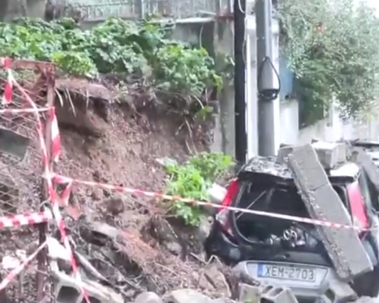 Βουλιαγμένη: Μαντρότοιχος κατέρρευσε και καταπλάκωσε παρκαρισμένο αυτοκίνητο