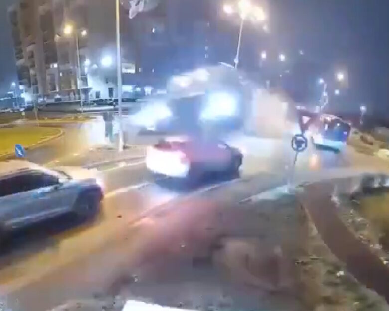 Ρουμανία: Συγκλονιστικό βίντεο με αυτοκίνητο να «απογειώνεται» στον αέρα αφού ο οδηγός έχασε τον έλεγχο