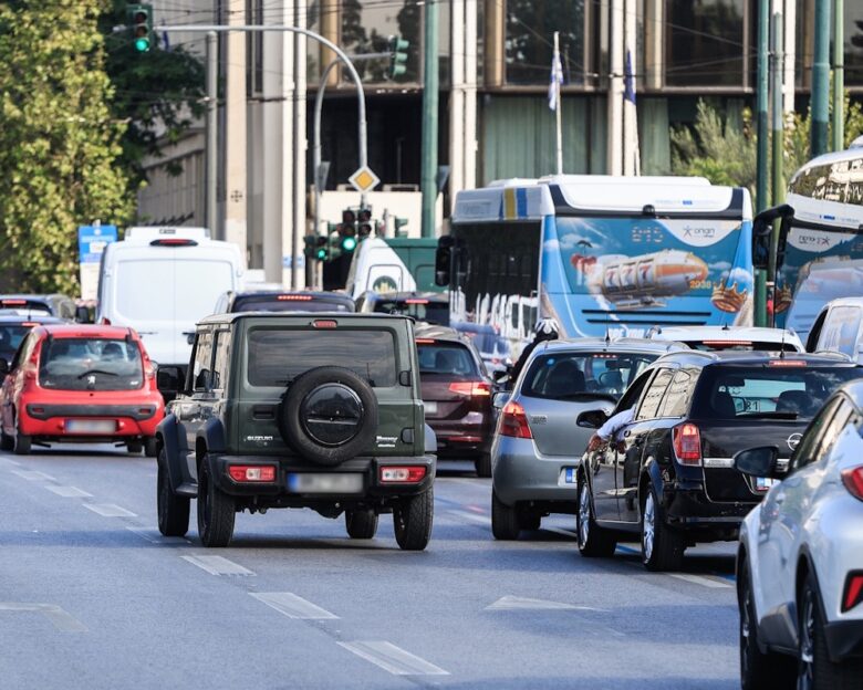 Αυτοκίνητα σε δρόμο της Αθήνας