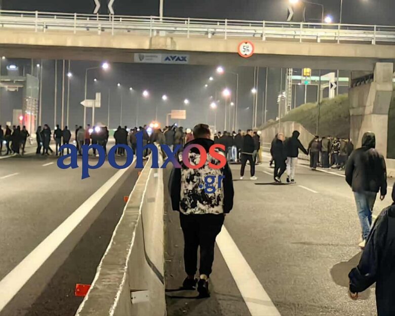 Μπλόκα αγροτών: Έκλεισαν τη νέα Εθνική Οδό Πατρών – Πύργου, στο ύψος της Κάτω Αχαΐας