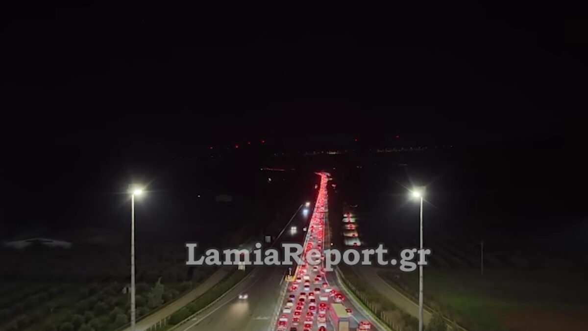 Ουρές χιλιομέτρων από αυτοκίνητα