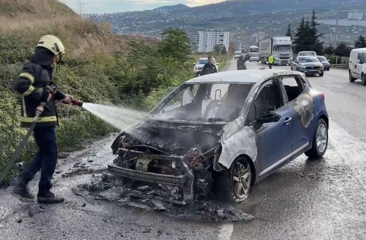 Σάμσουνσπορ: Ποδοσφαιριστής της αντιπάλου της ΑΕΚ σώθηκε, βγαίνοντας από το φλεγόμενο αυτοκίνητό του