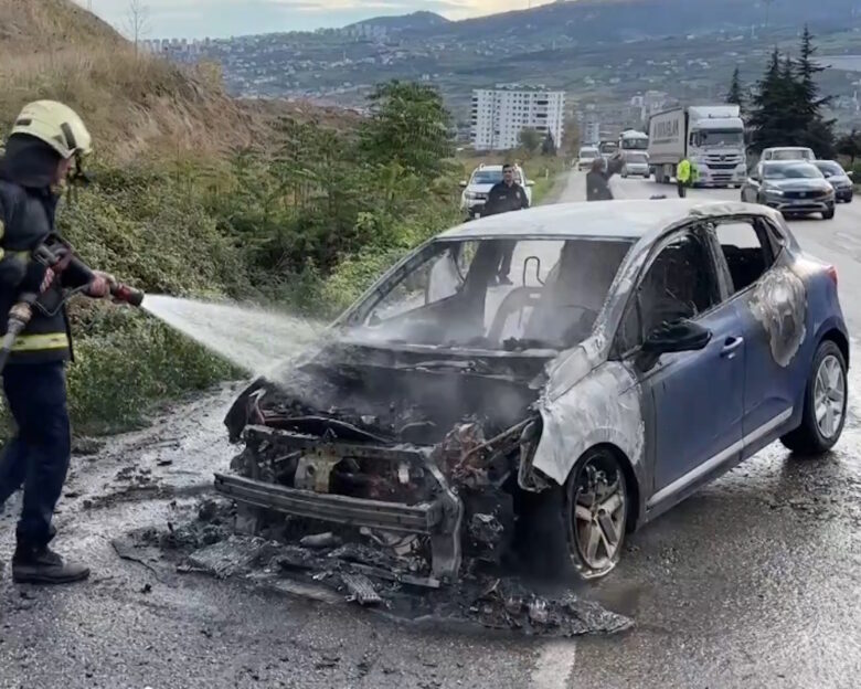 Σάμσουνσπορ: Ποδοσφαιριστής της αντιπάλου της ΑΕΚ σώθηκε, βγαίνοντας από το φλεγόμενο αυτοκίνητό του