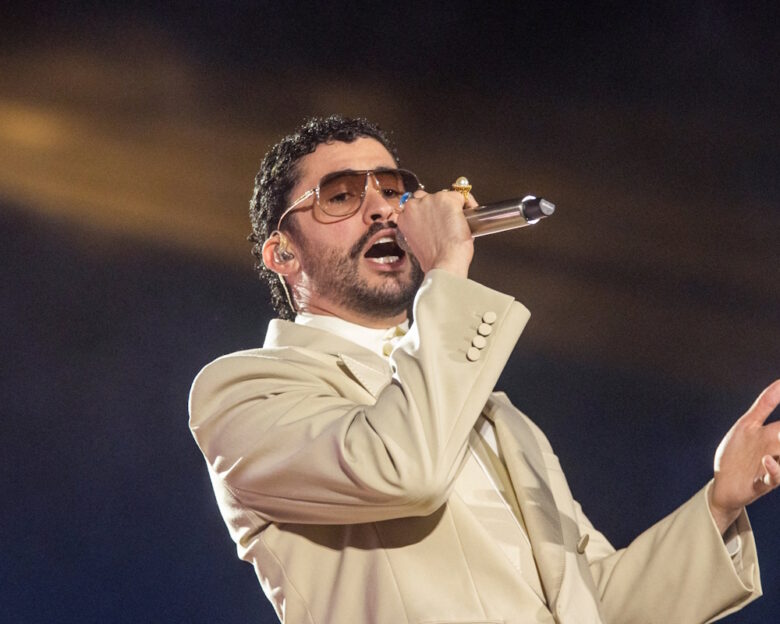 Ο Bad Bunny «έφαγε» τούμπα στην σκηνή κατά την διάρκεια συναυλίας του