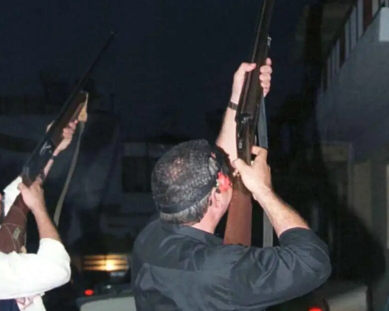 Χανιά: Με πυροβόλα το άναμμα του δέντρου στους Κάμπους – Πυροβόλησαν κατά ριπάς