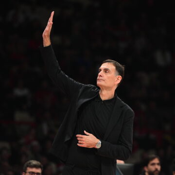 Ο Γιώργος Μπαρτζώκας ευχαριστεί τους οπαδούς στο ΣΕΦ (KLODIAN LATO