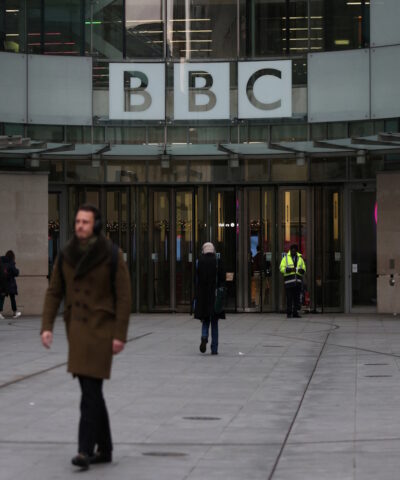 Η είσοδος της έδρας του BBC στο Λονδίνο