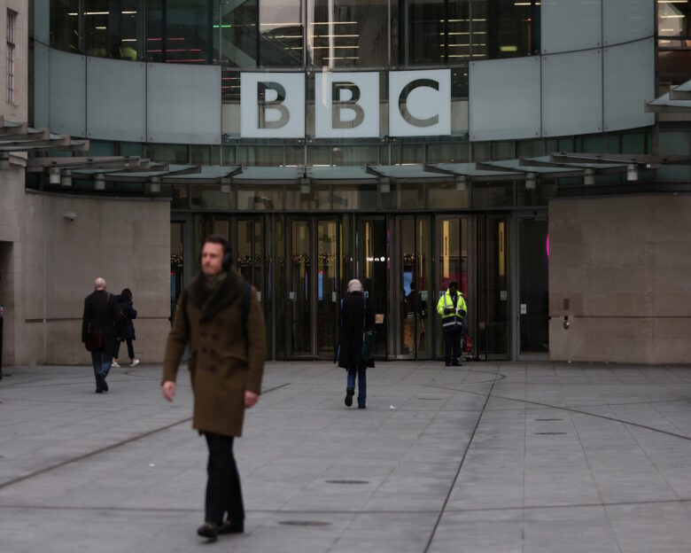 Η είσοδος της έδρας του BBC στο Λονδίνο