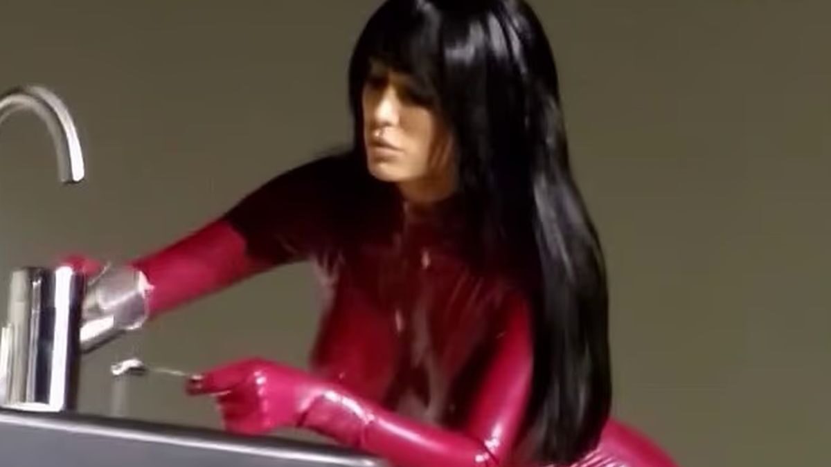 Η Μπιάνκα Σενσόρι με ολόσωμο κόκκινο λάτεξ