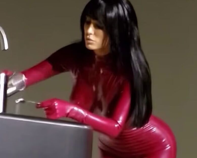 Το πιο τρελό πρότζεκτ της Μπιάνκα Τσενσόρι στη Νότια Κορέα: Εμφανίζεται με λάτεξ κορμάκι και κάθεται σε «ανθρώπινα έπιπλα»