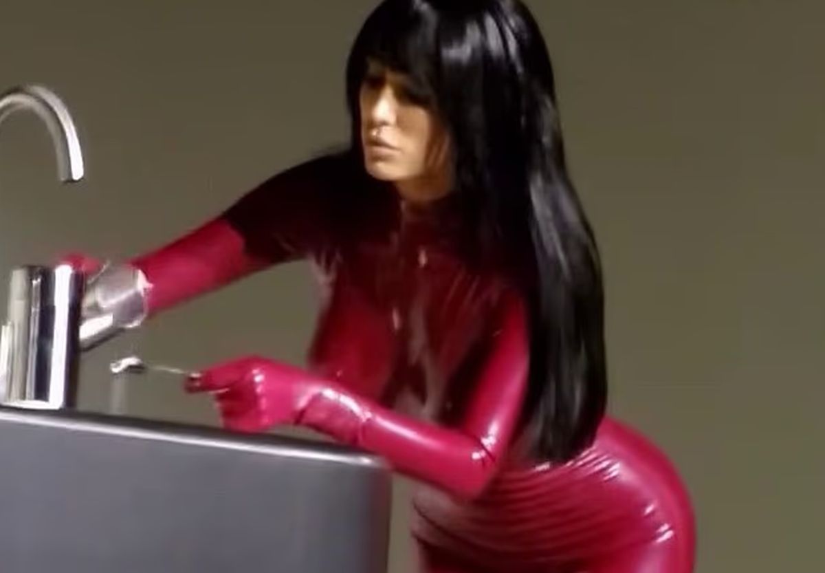 Η Μπιάνκα Σενσόρι με ολόσωμο κόκκινο λάτεξ