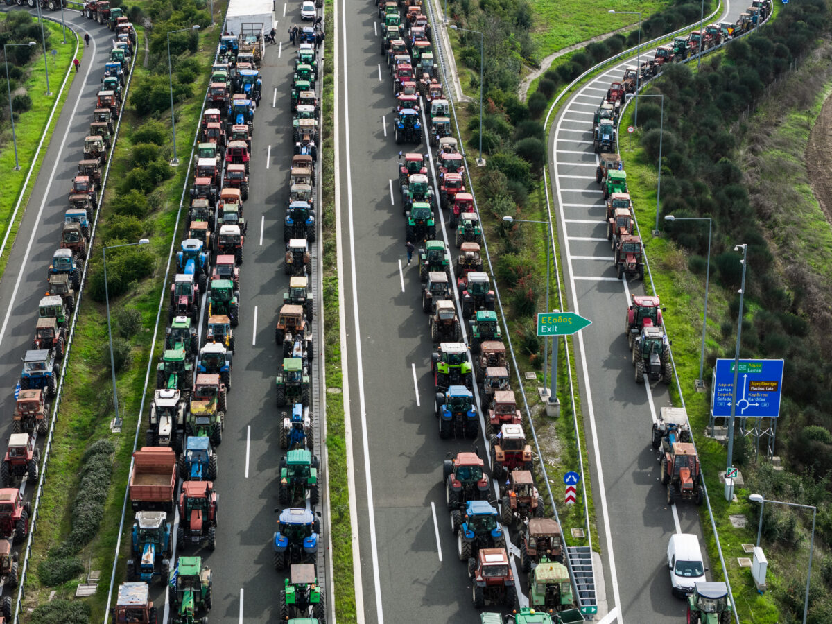 Τρακτέρ σε μπλόκα αγροπτών