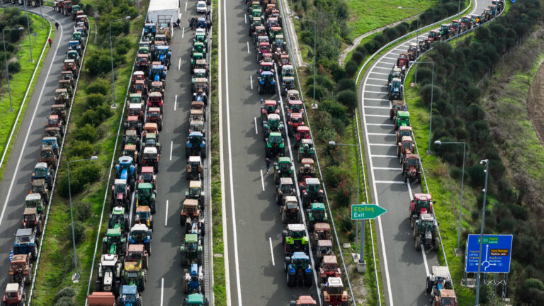 Τρακτέρ σε μπλόκα αγροπτών