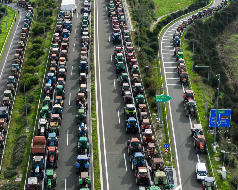 Ανησυχία για το ενδεχόμενο Χριστούγεννα με μπλόκα: Το χαρτί του διαλόγου του πρωπουργού και η «κόκκινη» γραμμή