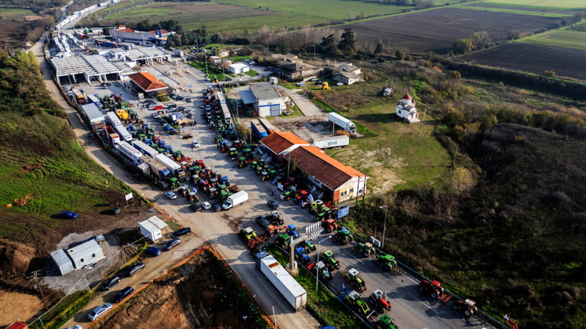 Αγρότες έχουν παρατάξει τα τρακτέρ τους στο Τελωνείο των Κήπων στον Έβρο,