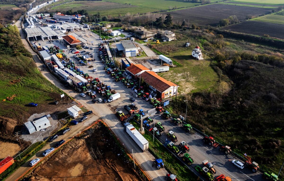 Αγρότες έχουν παρατάξει τα τρακτέρ τους στο Τελωνείο των Κήπων στον Έβρο,