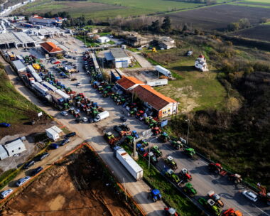 Αγρότες έχουν παρατάξει τα τρακτέρ τους στο Τελωνείο των Κήπων στον Έβρο,