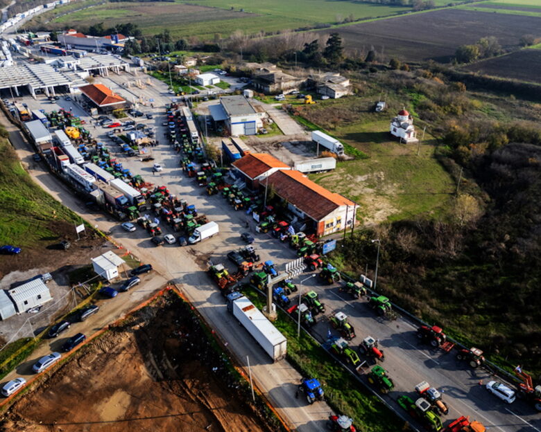 Οι αγρότες ενισχύουν τα μπλόκα και εξαπλώνουν τις κινητοποιήσεις τους