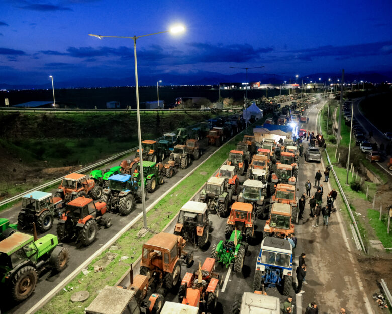 Μπλόκα αγροτών: Εντείνονται οι κινητοποιήσεις, αποκλεισμένη σε πολλά σημεία η χώρα