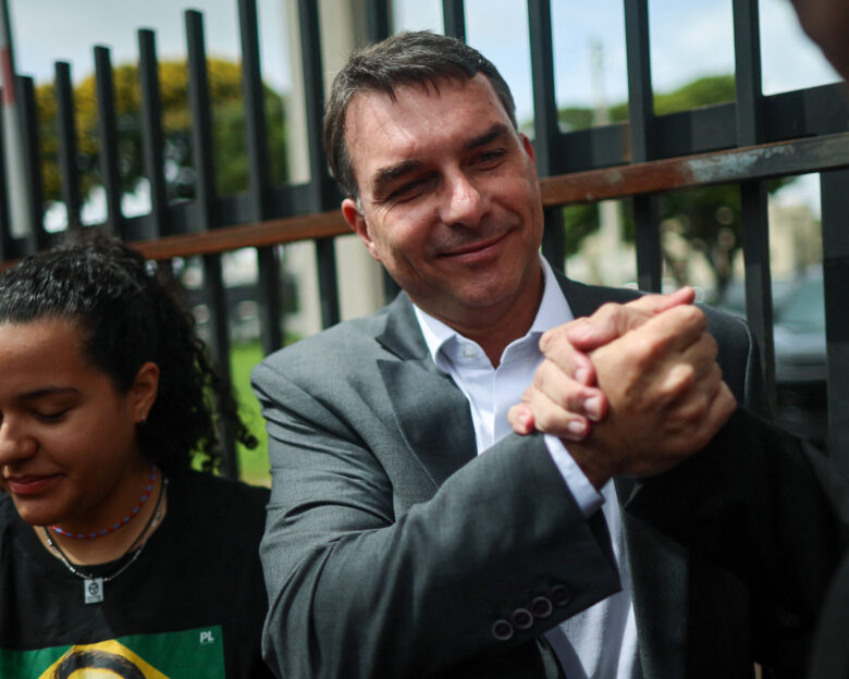 Βραζιλία: Ο Φλάβιο Μπολσονάρο επιβεβαιώνει την υποψηφιότητά του για τις προεδρικές εκλογές του 2026 απέναντι στον Λούλα