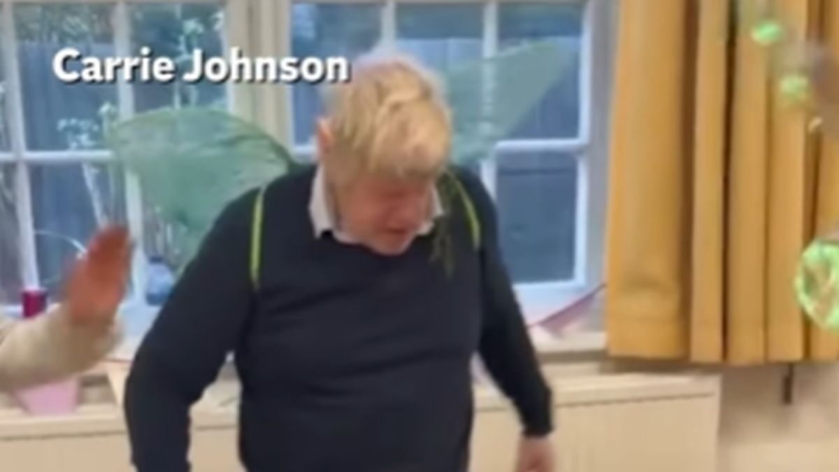 Ο Μπόρις Τζόνσον, με τιάρα και φτερά νεράιδας